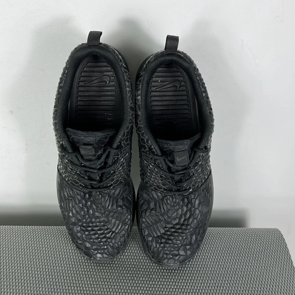 Nike triple black textured roshe one athletic shoes us women’s size 9_8